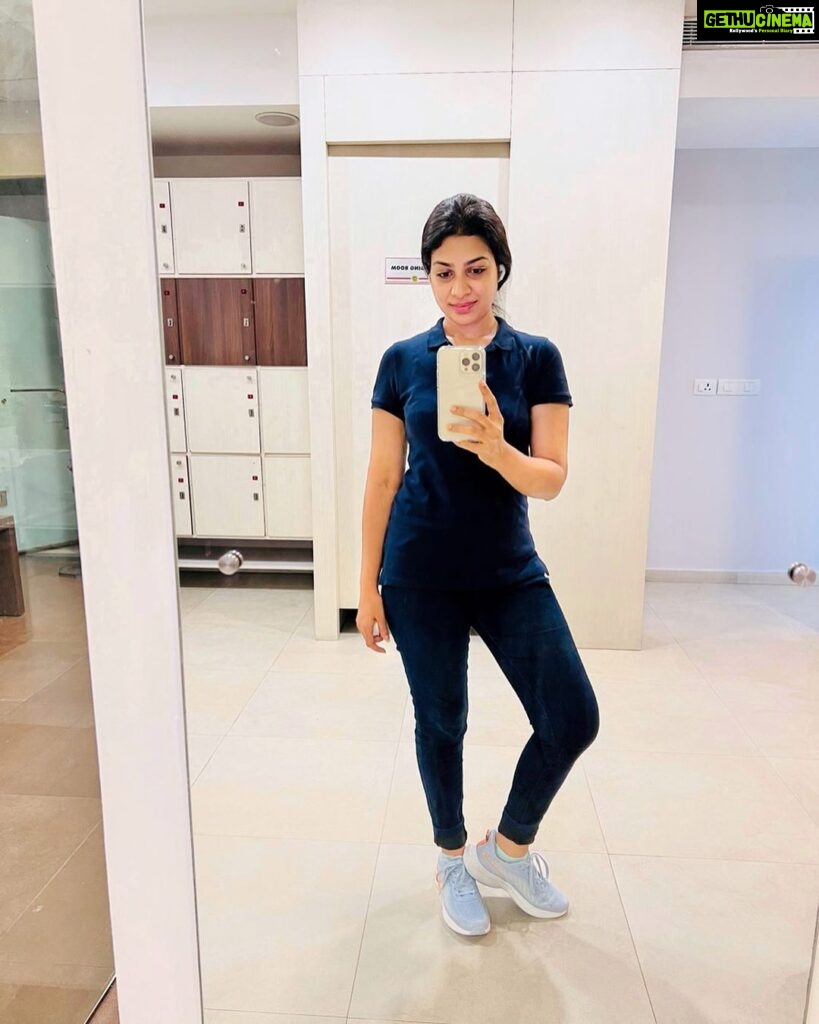 Satna Titus Instagram - A girl in the gym❤💪💙 #happymorning #gold’sgym Gold's Gym Kochi