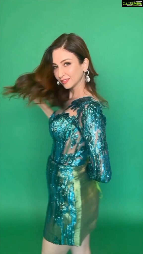 Saumya Tandon Instagram - When you having fun while dressing up and you got to share it ! 😍 Before you start shooting professionally , you make your own little shoot! Thanks for shooting this @twinkle_makeupartist and @deepak_das_photography for editing it, because my editing skills suck #saumyatandon #trendingreels #reelsindia #transitionreels The Art of Visuals