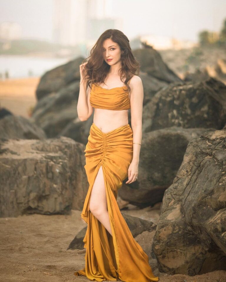 Saumya Tandon Instagram - Am I that lost mermaid from that book! Pictures @deepak_das_photography Outfit @arokaofficial Hair @jyoti_gabit #saumyatandon