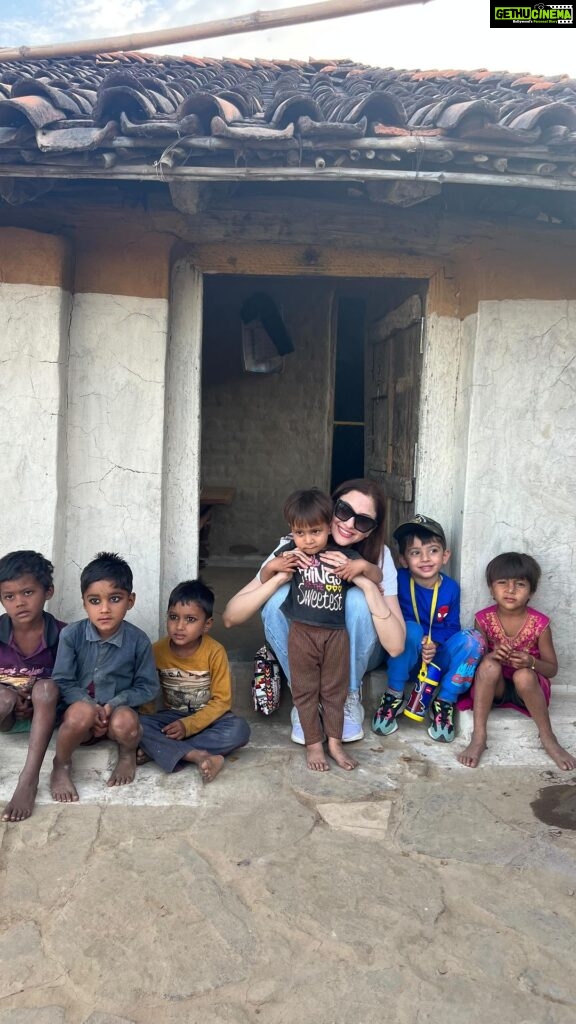 Saumya Tandon Instagram - It was such a beautiful experience living a day’s life in a village house with a family. They were farmers grew whatever they ate in the small land piece they had behind their mud house, two brothers and their families lived together with the mother and father. I tried learning the way they cook and they way they drew water from the well, and how they make Diya’s to sell in the market for money. What a beautiful simple life, I wanted my kid to play with their kid , understand the value of simple life. They were so large hearted and warm to me, makes me realise you don’t need money to be giving you just need a big heart. Kolhua Bhaag in Bandhavgarh in MP #experience #experiencias #village #villagelife #saumyatandon #simpleliving #indianvillage