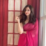Saumya Tandon Instagram - Saree has something about them. Shot by @rupalisaagarphotography @twinkle_makeupartist @jyoti_gabit @the_artofvisuals #saree #sareelove #trendingreels #indianactress #indian