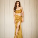 Saumya Tandon Instagram – Golden! 

Outfit @arokaofficial 

#saumyatandon #fashion #fashionshoot