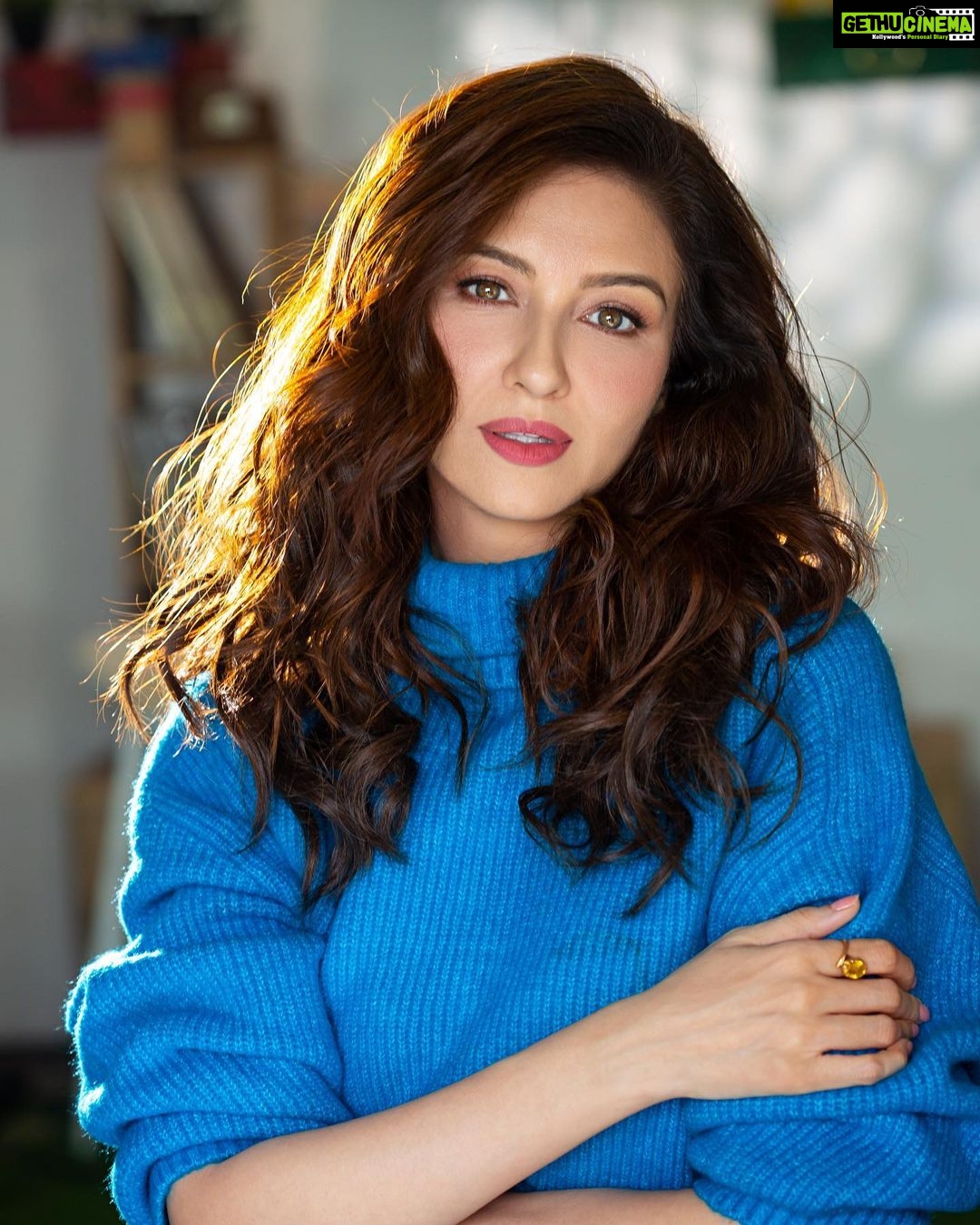 Saumya Tandon Instagram - Your camera sees me the best, @pravintalan. It’s offcourse you , you do the magic and also the team who makes me shine. Pictures @pravintalan Makeup ; makeupbymahendra7 Hair @salomipillai Asst @jyoti_gabit