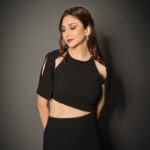 Saumya Tandon Instagram - Elegance! Sums up everything for me. Pictures @deepak_das_photography Styled by @natashaabothra With @_alishamistry_ Outfit- @disha.sharmaofficial Earrings - @mozaati Hair @jyoti_gabit #saumyatandon #black #blackgown #indianactress Mumbai, Maharashtra
