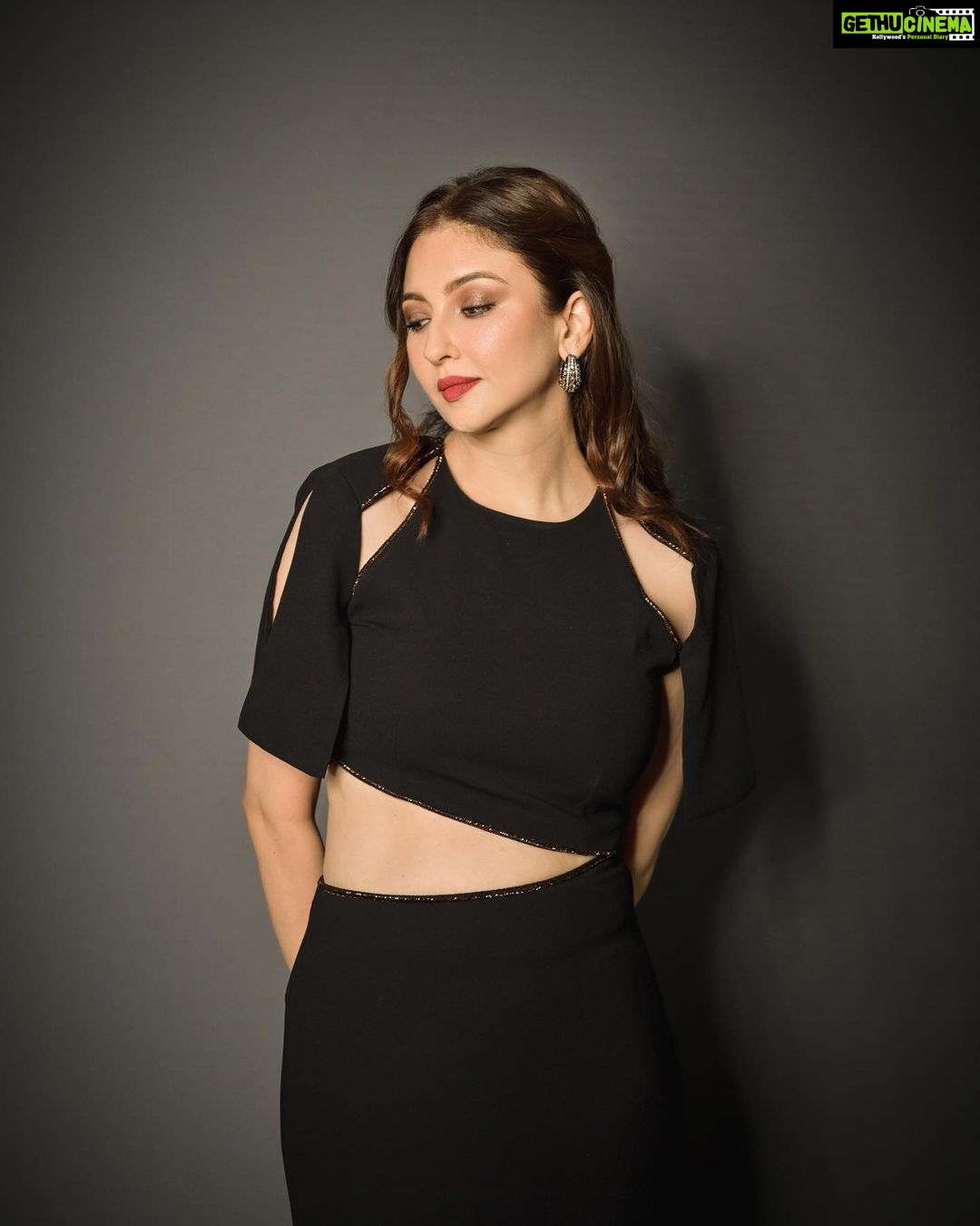 Saumya Tandon Instagram - Elegance! Sums up everything for me. Pictures @deepak_das_photography Styled by @natashaabothra With @_alishamistry_ Outfit- @disha.sharmaofficial Earrings - @mozaati Hair @jyoti_gabit #saumyatandon #black #blackgown #indianactress Mumbai, Maharashtra