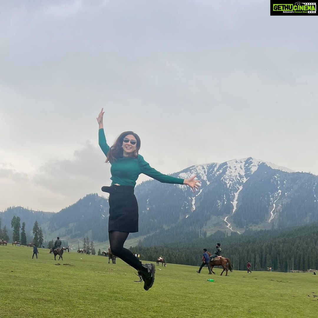 Saumya Tandon Instagram - Love my country . Nothing like India. Ve main sare ghumm ke vekhia Amrika, roos, malaysia Tere bin sanu sohnia Koi hor nahio labhna #kashmir #saumyatandon #travel #travelphotography Doodh Pathri,badgam,kashmir