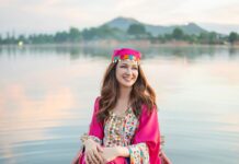 Saumya Tandon Instagram - When in Kashmir feel like a Kashmiri. And this song is so special because it was the song my juniors played for me on my farewell day. #kaahmir #saumyatandon #saumyainkashmir #niginlake #travel #travelphotography #shikara Pictures @xulkarnain Outfit @tul_palav Dal Lake, Srinagar