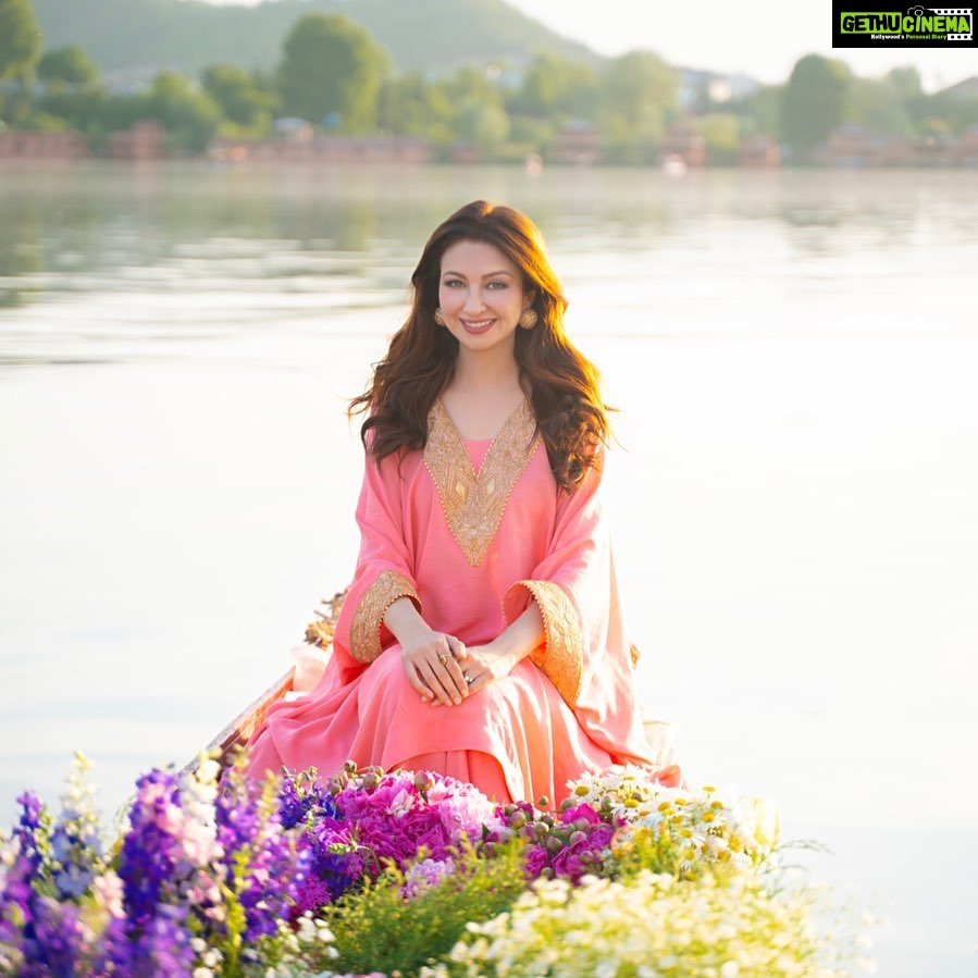 Saumya Tandon Instagram - Love from #Kashmir . #saumyatandon Dal Lake, Srinagar