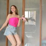 Saumya Tandon Instagram – Because when I go out, I can’t decide what to wear. This or that and then I don’t have anything. The never ending problem of this or that. 
Which one should I wear? 

#transitionreels #funnyreels #fashion #saumyatandon Mumbai – मुंबई