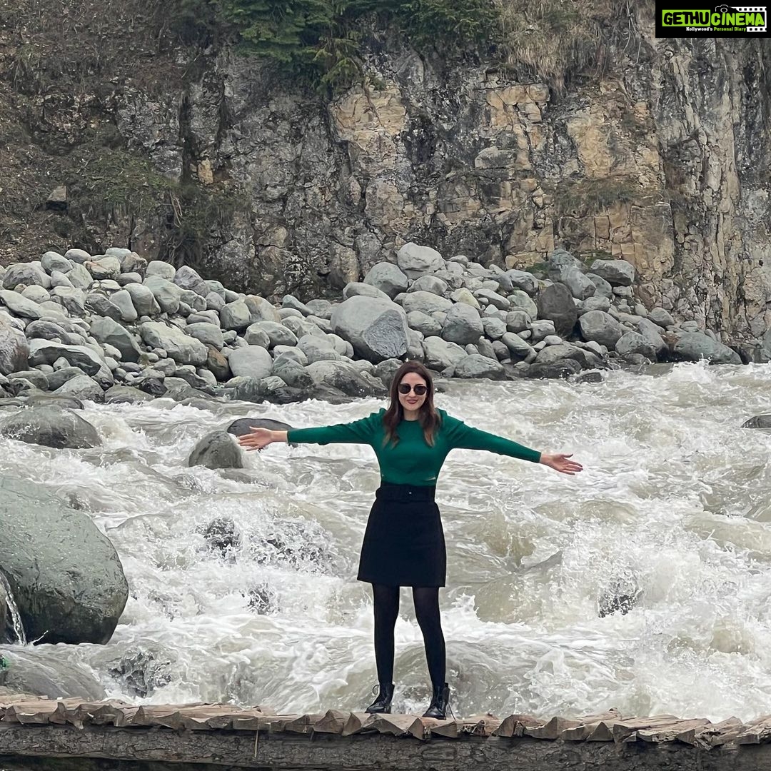Saumya Tandon Instagram - Love my country . Nothing like India. Ve main sare ghumm ke vekhia Amrika, roos, malaysia Tere bin sanu sohnia Koi hor nahio labhna #kashmir #saumyatandon #travel #travelphotography Doodh Pathri,badgam,kashmir