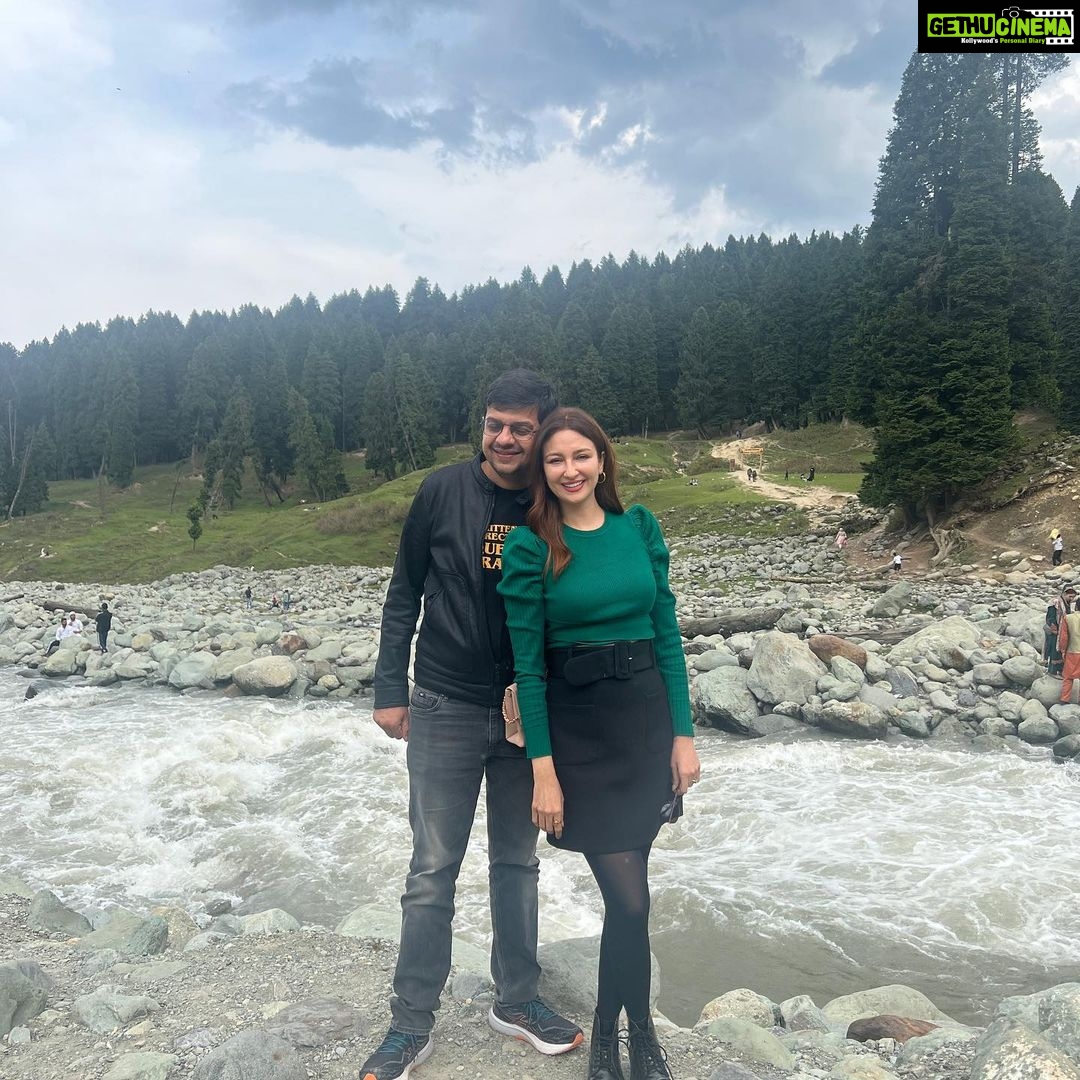Saumya Tandon Instagram - Love my country . Nothing like India. Ve main sare ghumm ke vekhia Amrika, roos, malaysia Tere bin sanu sohnia Koi hor nahio labhna #kashmir #saumyatandon #travel #travelphotography Doodh Pathri,badgam,kashmir
