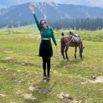Saumya Tandon Instagram - Love my country . Nothing like India. Ve main sare ghumm ke vekhia Amrika, roos, malaysia Tere bin sanu sohnia Koi hor nahio labhna #kashmir #saumyatandon #travel #travelphotography Doodh Pathri,badgam,kashmir