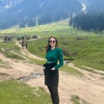 Saumya Tandon Instagram - Love my country . Nothing like India. Ve main sare ghumm ke vekhia Amrika, roos, malaysia Tere bin sanu sohnia Koi hor nahio labhna #kashmir #saumyatandon #travel #travelphotography Doodh Pathri,badgam,kashmir