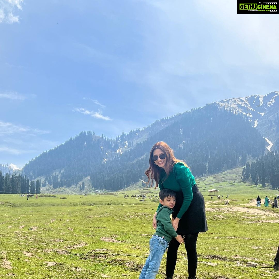 Saumya Tandon Instagram - Love my country . Nothing like India. Ve main sare ghumm ke vekhia Amrika, roos, malaysia Tere bin sanu sohnia Koi hor nahio labhna #kashmir #saumyatandon #travel #travelphotography Doodh Pathri,badgam,kashmir