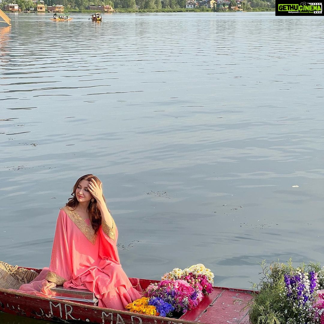 Saumya Tandon Instagram - From Jannat. #kashmir #dal #dallake #travel #travelphotography . #saumyatandon Shot by @xulkarnain Dal Lake Srinager