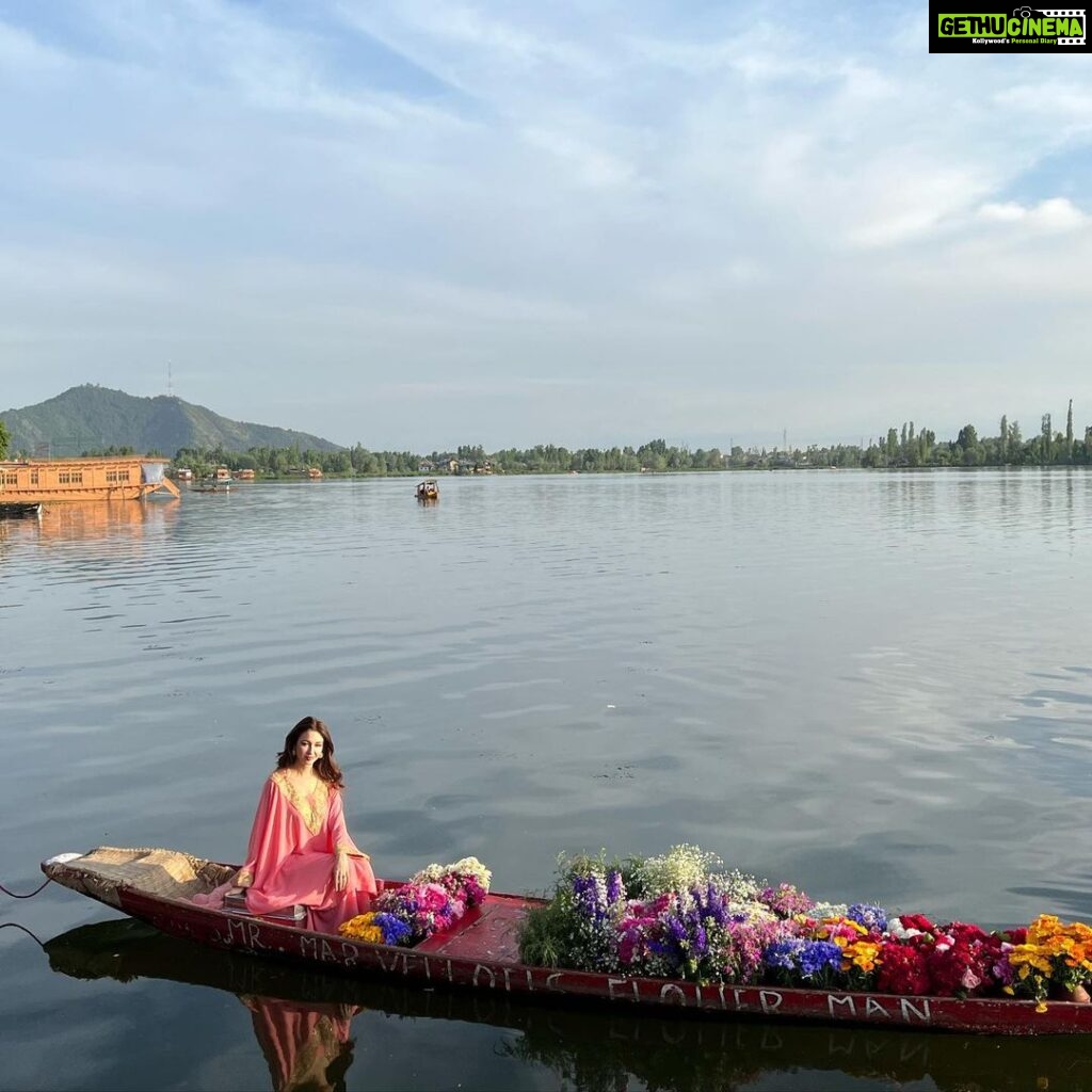 Saumya Tandon Instagram - From Jannat. #kashmir #dal #dallake #travel #travelphotography . #saumyatandon Shot by @xulkarnain Dal Lake Srinager