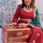 Sheena Bajaj Instagram - Art is about trying to find the good in people and making the world a more compassionate place 🌎 #actresslife#setlife #happiness#greatful #happy Vanities by @glam__it_up_