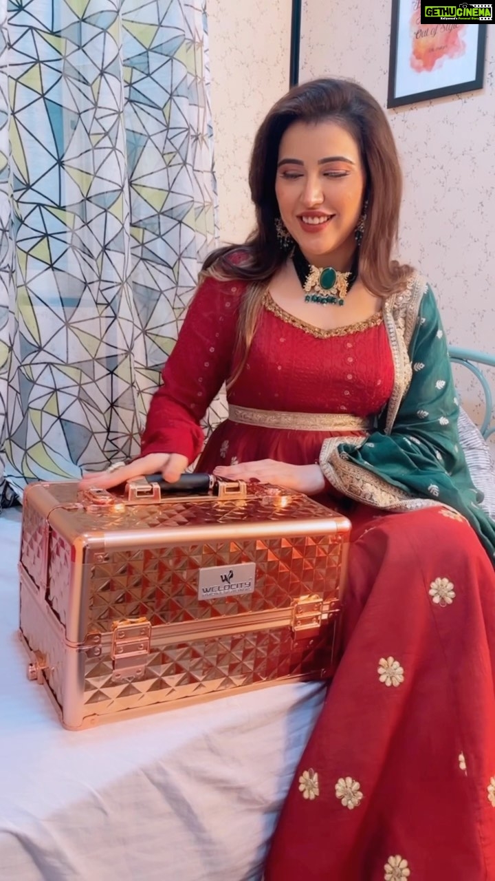 Sheena Bajaj Instagram - Art is about trying to find the good in people and making the world a more compassionate place 🌎 #actresslife#setlife #happiness#greatful #happy Vanities by @glam__it_up_