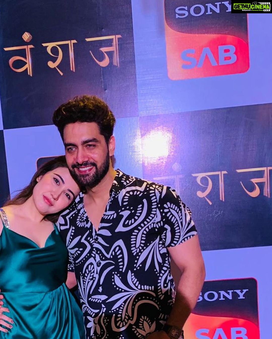 Sheena Bajaj Instagram - #nolookingback ….To the most intriguing captivating show ,political and dynamics of family this show will always keep the audience on the edge of the seats #vanshaj #sonysab so keep watching VANSHAJ MONDAY TO SATURDAY 10 pm only on @sonysab