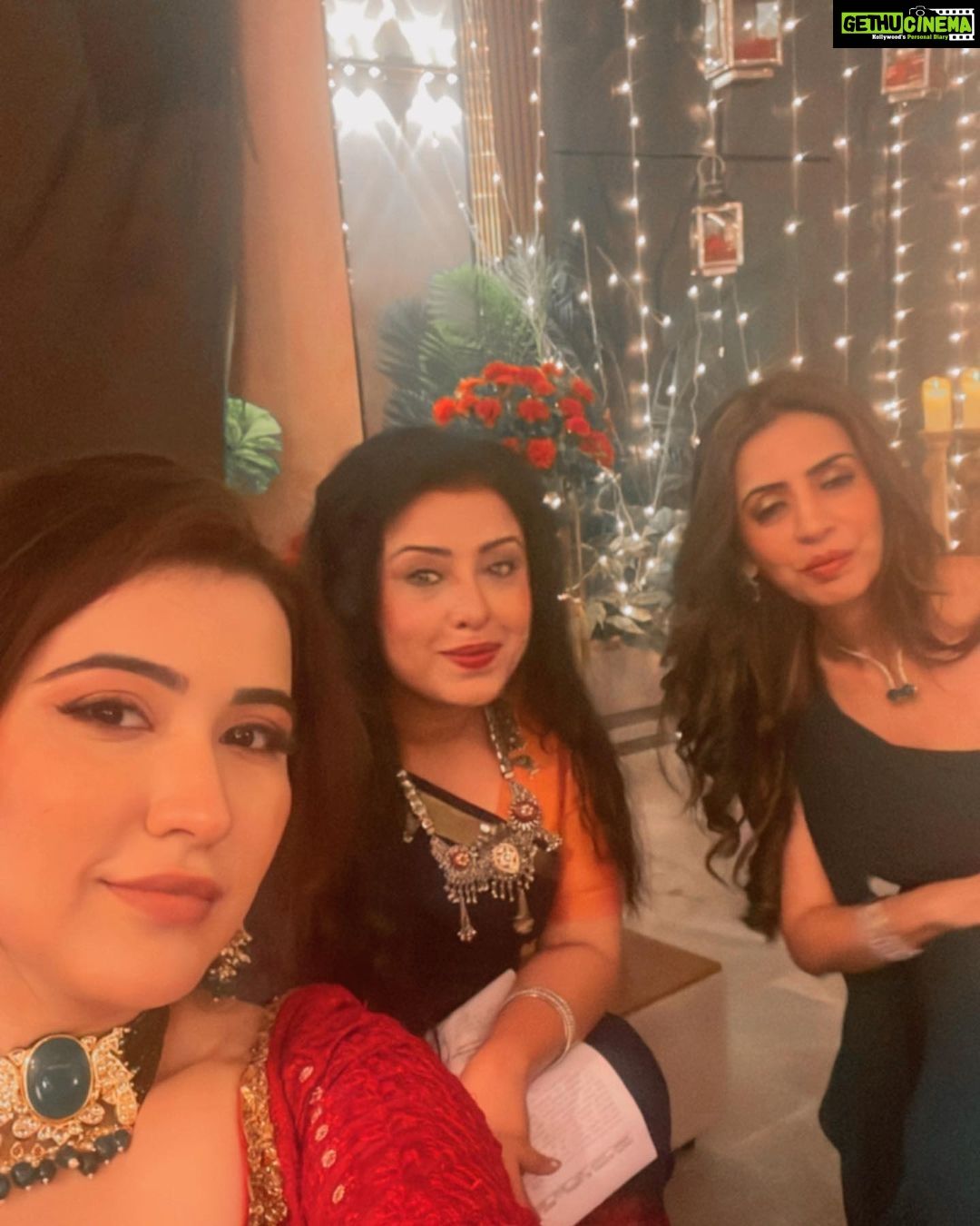 Sheena Bajaj Instagram - #nolookingback ….To the most intriguing captivating show ,political and dynamics of family this show will always keep the audience on the edge of the seats #vanshaj #sonysab so keep watching VANSHAJ MONDAY TO SATURDAY 10 pm only on @sonysab
