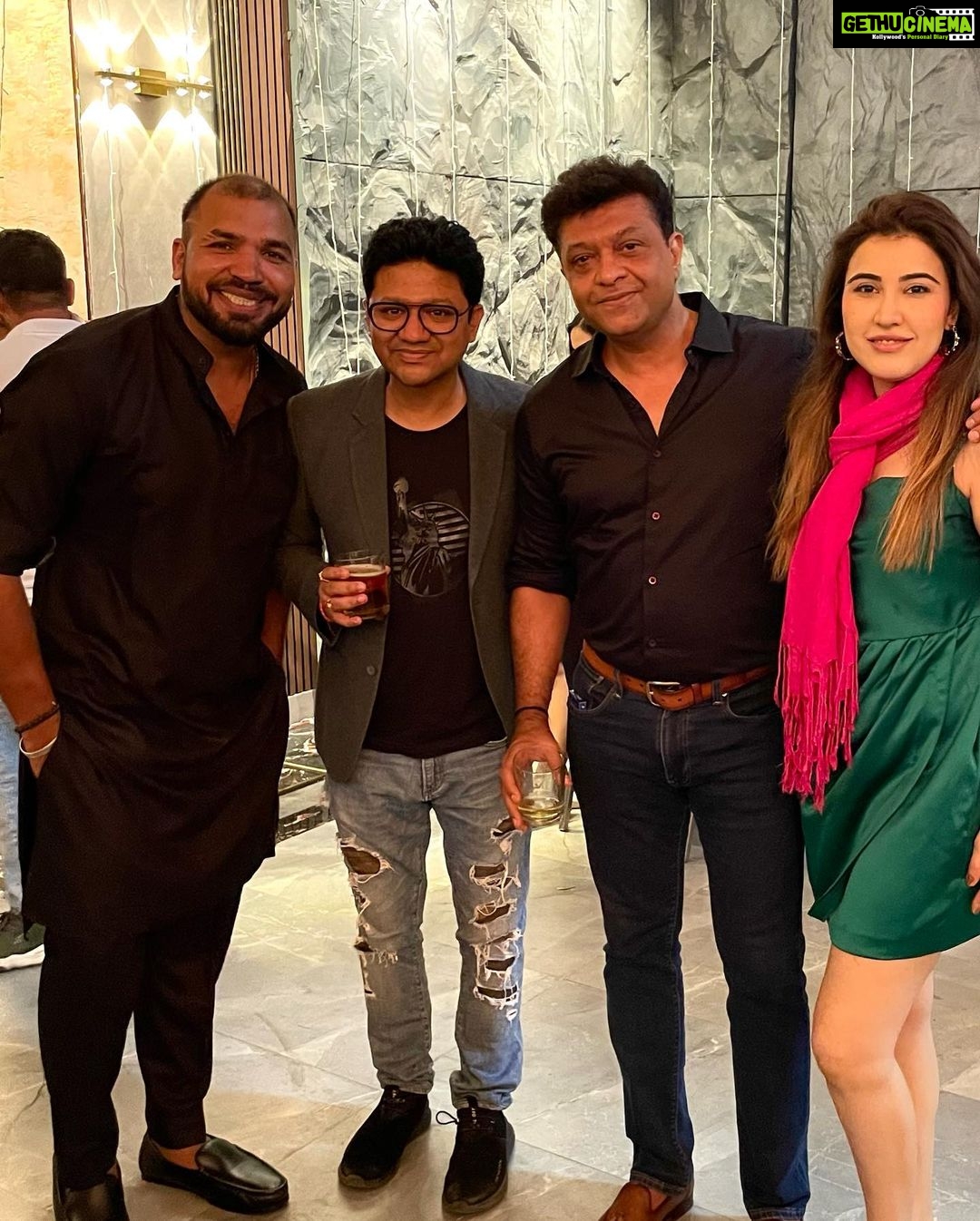 Sheena Bajaj Instagram - #nolookingback ….To the most intriguing captivating show ,political and dynamics of family this show will always keep the audience on the edge of the seats #vanshaj #sonysab so keep watching VANSHAJ MONDAY TO SATURDAY 10 pm only on @sonysab