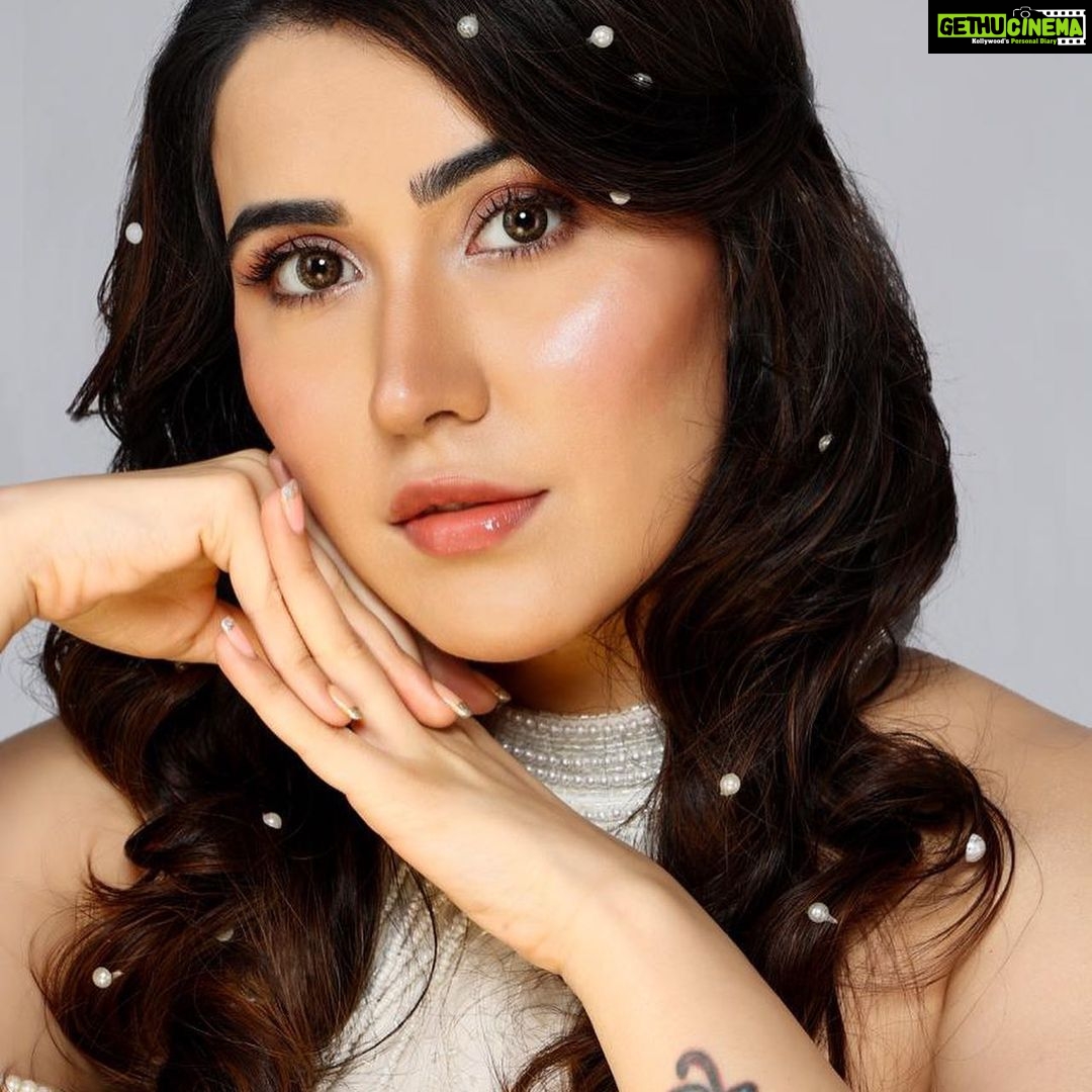 Sheena Bajaj Instagram - Beauty Shot by @riyabajaj_photography for @jadoocosmetics Makeup & hair @preetydhillon_mua ❤️💐 #blessed #photoshoots #riyabajajphtography