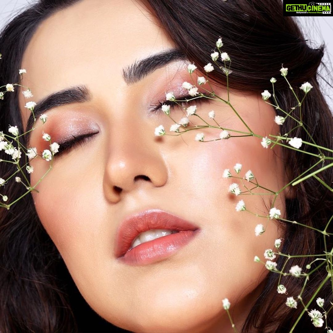 Sheena Bajaj Instagram - Beauty Shot by @riyabajaj_photography for @jadoocosmetics Makeup & hair @preetydhillon_mua ❤️💐 #blessed #photoshoots #riyabajajphtography