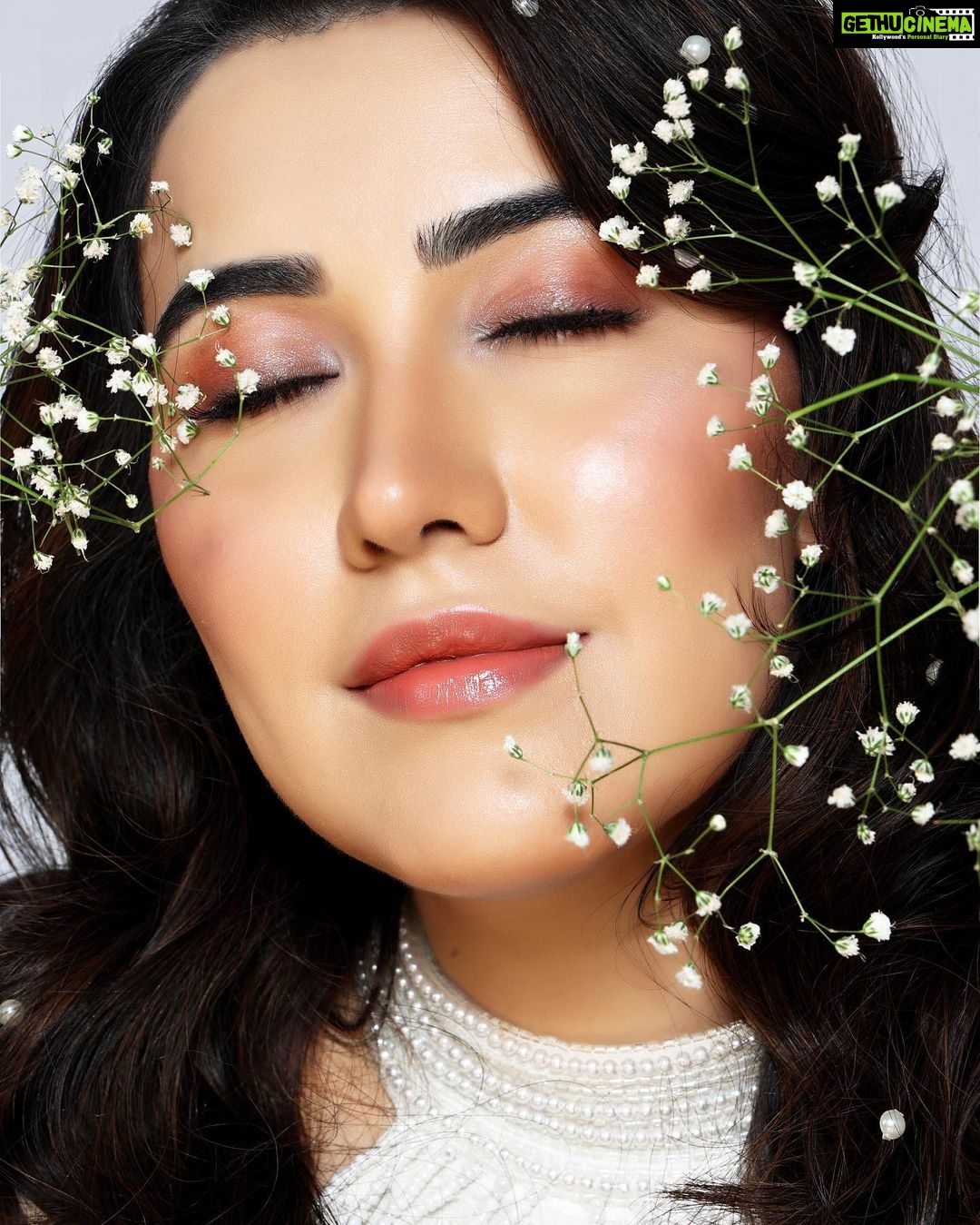 Sheena Bajaj Instagram - Book your shoots with us!🌟 @riyabajaj_photography