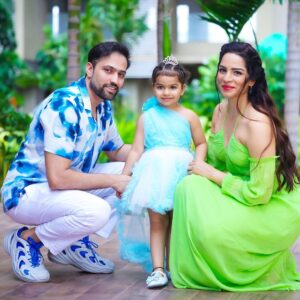 Shikha Singh Instagram - Happy 3 my love ❤️ 

#mybaby #babiesofinstagram #babies #baby #babygirl #girls #family #happybirthday #happy #happyday #us #blessed #grateful #thankyou #love #alaynasinghshah #3 #turns3 #godiskind #blessedwiththebest #frozen #elsa #princess
