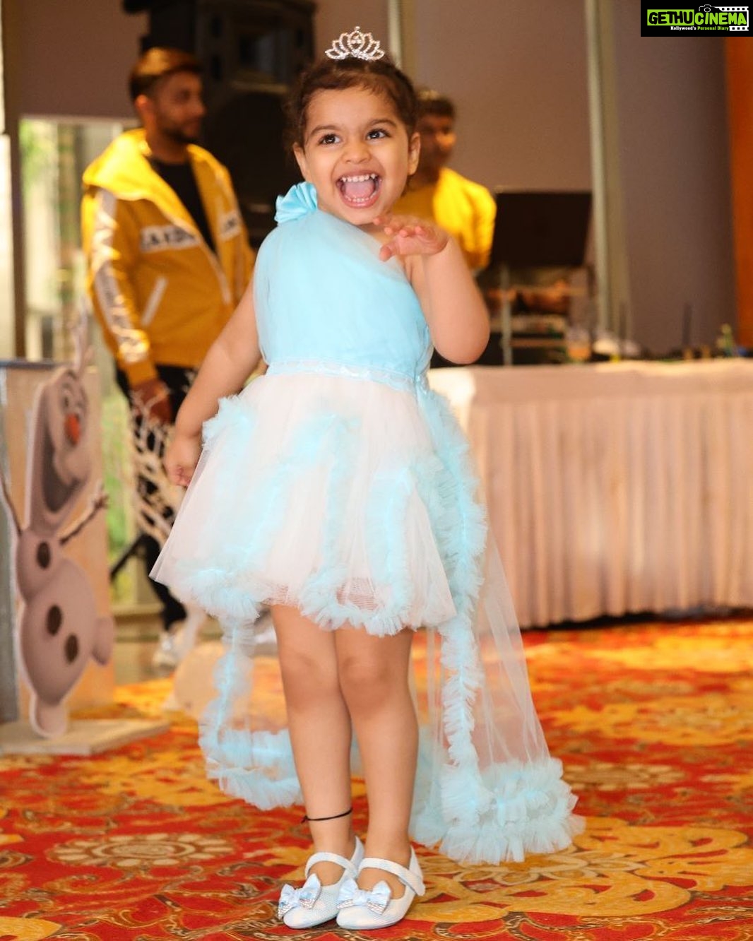 Shikha Singh Instagram - My dearest Alayna, hope you had a blast on your birthday cos we definitely did ! Thank you snow much for being you ! God bless you my Elsa! #baby #babygirl #happy #happybirthday #babiesofinstagram #blessed #insta #instagood #instagram #photo #photooftheday #thankyou #grateful #love #blue #frozen #frozen2 #princess #elsa #theme #themebirthday