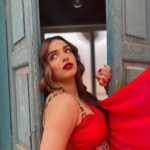 Shivani Jha Instagram - Chalo phirse muskuraya jaye bina machis ke kuch logon ko jalaya jaaye
