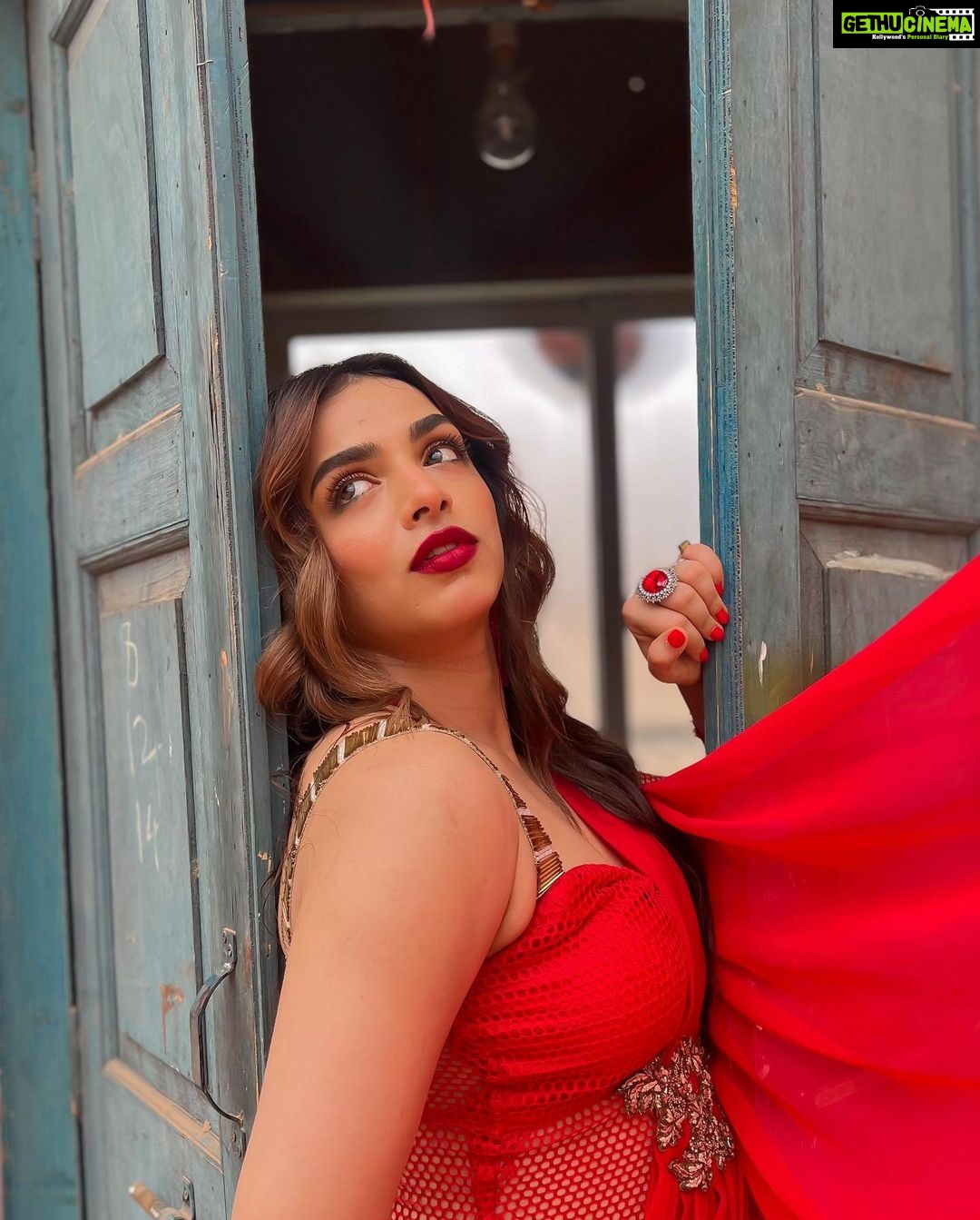 Shivani Jha Instagram - Chalo phirse muskuraya jaye bina machis ke kuch logon ko jalaya jaaye