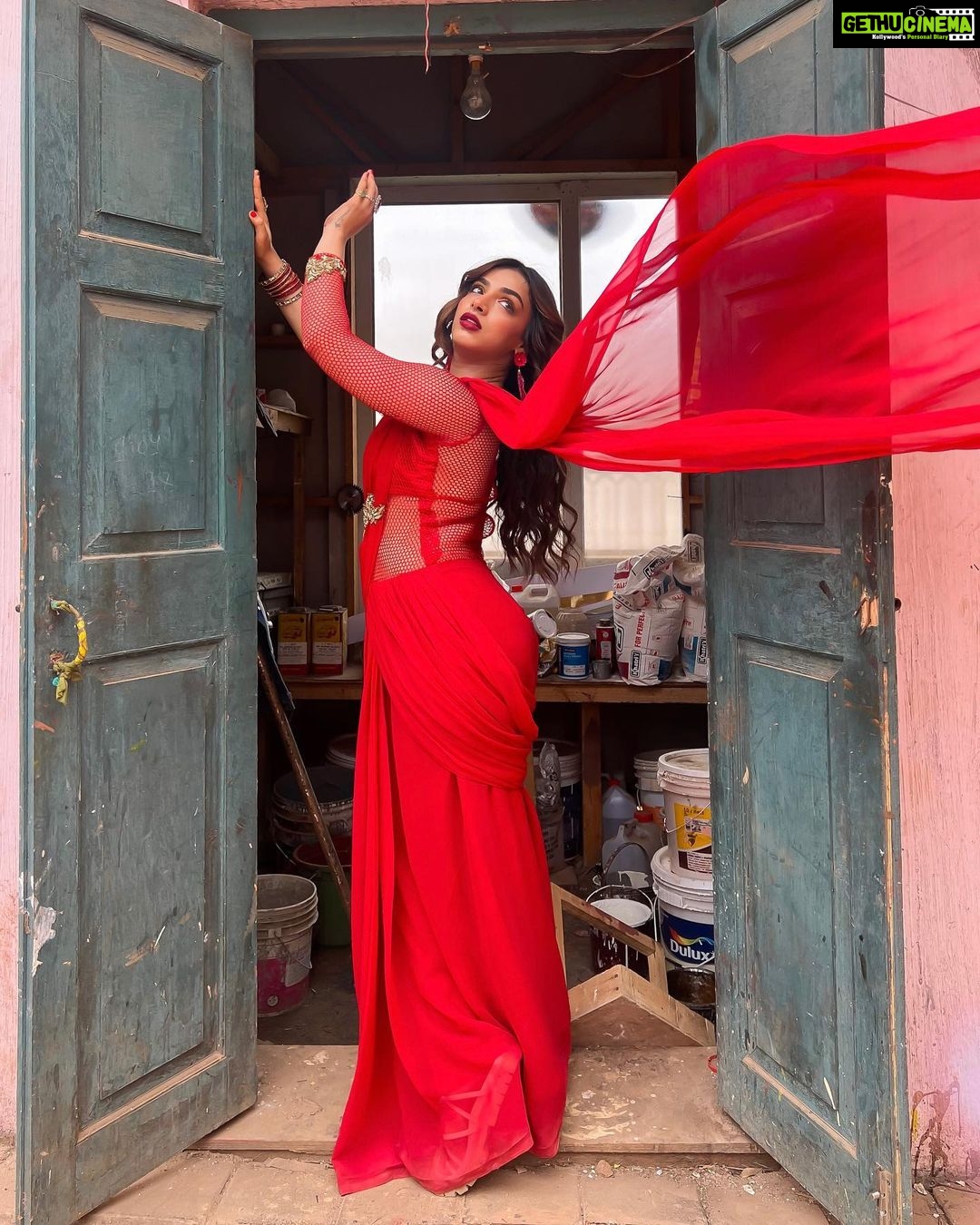 Shivani Jha Instagram - Chalo phirse muskuraya jaye bina machis ke kuch logon ko jalaya jaaye
