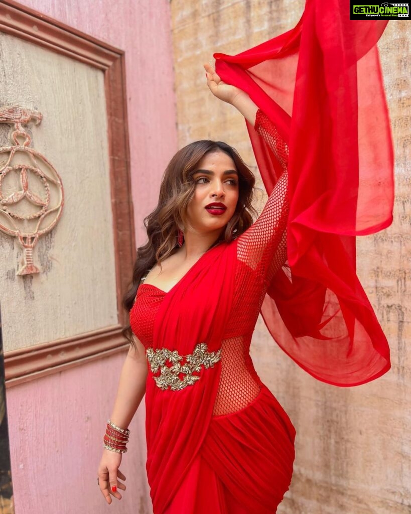 Shivani Jha Instagram - Chalo phirse muskuraya jaye bina machis ke kuch logon ko jalaya jaaye