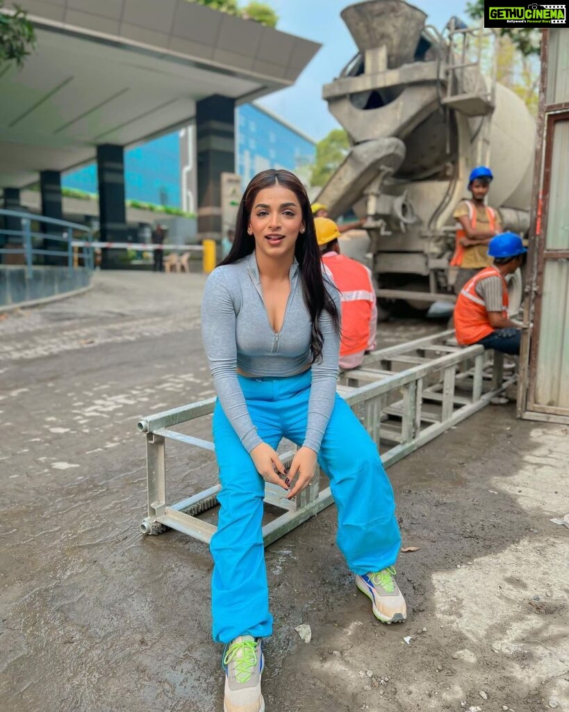 Shivani Jha Instagram - Unchi hai building lift Teri band hai! Kaise main aun….. (Complete the above sentence… the funniest ones get a reply from me! 😂🙈) India
