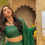 Shivani Jha Instagram – POV: the feminine urge to be “that girl” Indian Shayars talk about

Styled by @tripzarora for #bhagyalakshmi #soniyaoberoi @zeetv 

#shivanijha #ootd #indian #outfitoftheday #green #instagram #desiaesthetic