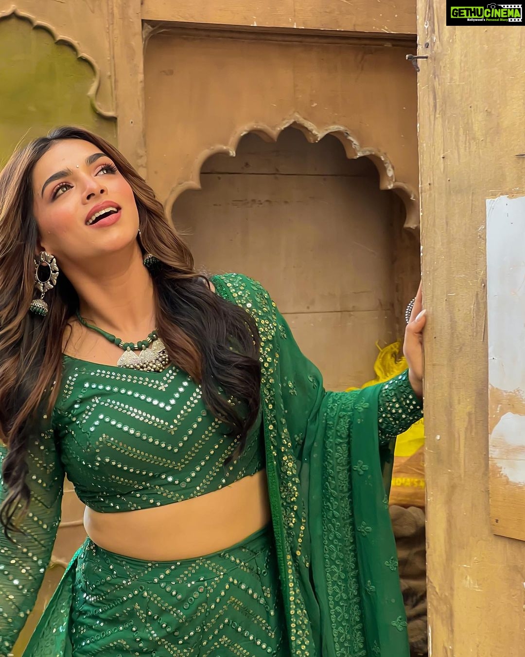 Shivani Jha Instagram - POV: the feminine urge to be “that girl” Indian Shayars talk about Styled by @tripzarora for #bhagyalakshmi #soniyaoberoi @zeetv #shivanijha #ootd #indian #outfitoftheday #green #instagram #desiaesthetic