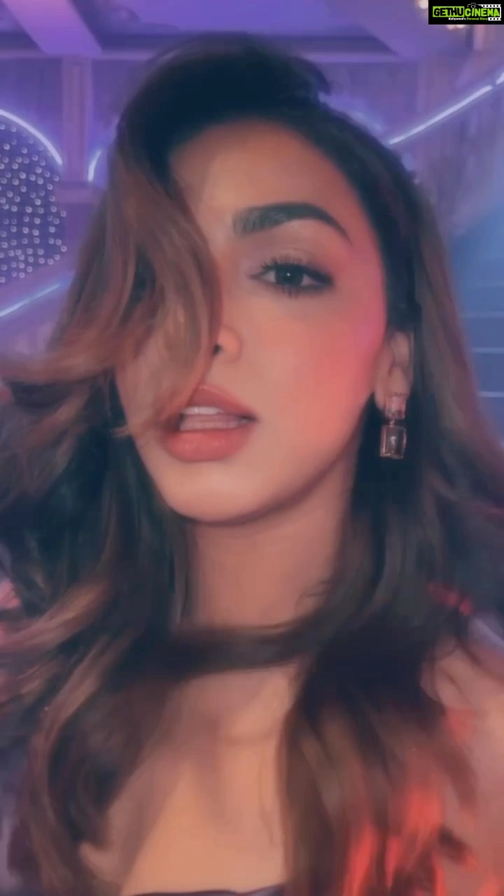 Shivani Jha - 35K Likes - Hair>>
#shivanijha #trending #viral #mrignayni #naagin6 #style #explore