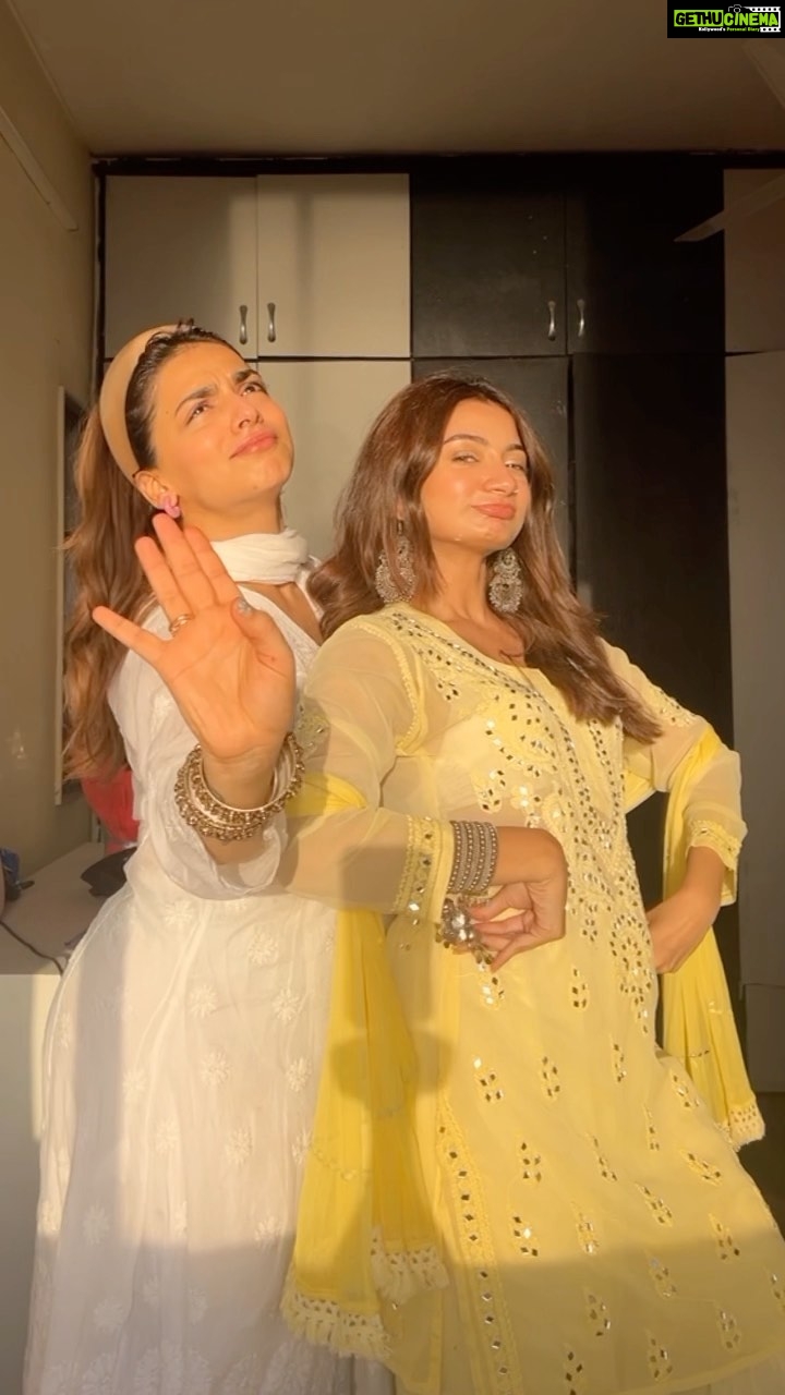 Shivani Jha Instagram - Dekho 🌙 aaya , 🌙 nazar aaaya! @nidhi_shetty13 #dance #eidmubarak #reels #explore #viral #trending #reelsinstagram #shivanijha