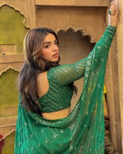 Shivani Jha Instagram - POV: the feminine urge to be “that girl” Indian Shayars talk about

Styled by @tripzarora for #bhagyalakshmi #soniyaoberoi @zeetv 

#shivanijha #ootd #indian #outfitoftheday #green #instagram #desiaesthetic