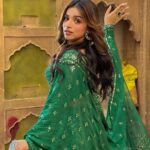 Shivani Jha Instagram - POV: the feminine urge to be “that girl” Indian Shayars talk about Styled by @tripzarora for #bhagyalakshmi #soniyaoberoi @zeetv #shivanijha #ootd #indian #outfitoftheday #green #instagram #desiaesthetic