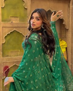 Shivani Jha Instagram - POV: the feminine urge to be “that girl” Indian Shayars talk about

Styled by @tripzarora for #bhagyalakshmi #soniyaoberoi @zeetv 

#shivanijha #ootd #indian #outfitoftheday #green #instagram #desiaesthetic