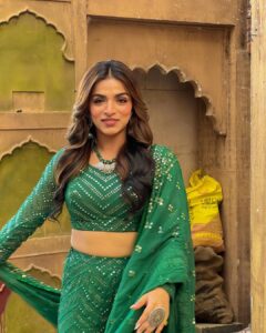 Shivani Jha Instagram - POV: the feminine urge to be “that girl” Indian Shayars talk about

Styled by @tripzarora for #bhagyalakshmi #soniyaoberoi @zeetv 

#shivanijha #ootd #indian #outfitoftheday #green #instagram #desiaesthetic