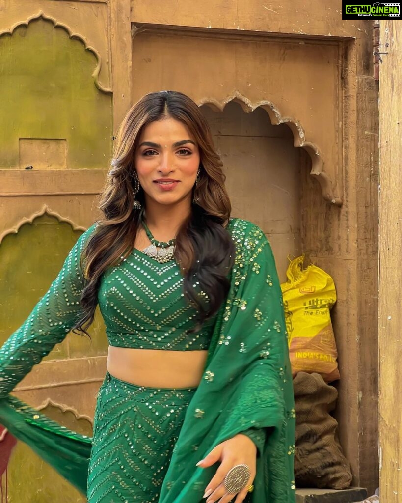 Shivani Jha Instagram - POV: the feminine urge to be “that girl” Indian Shayars talk about Styled by @tripzarora for #bhagyalakshmi #soniyaoberoi @zeetv #shivanijha #ootd #indian #outfitoftheday #green #instagram #desiaesthetic