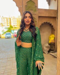 Shivani Jha Instagram - POV: the feminine urge to be “that girl” Indian Shayars talk about

Styled by @tripzarora for #bhagyalakshmi #soniyaoberoi @zeetv 

#shivanijha #ootd #indian #outfitoftheday #green #instagram #desiaesthetic