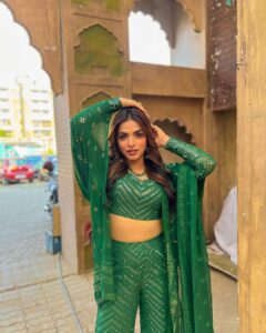 Shivani Jha Instagram - POV: the feminine urge to be “that girl” Indian Shayars talk about

Styled by @tripzarora for #bhagyalakshmi #soniyaoberoi @zeetv 

#shivanijha #ootd #indian #outfitoftheday #green #instagram #desiaesthetic