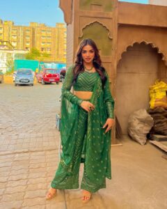 Shivani Jha Instagram - POV: the feminine urge to be “that girl” Indian Shayars talk about Styled by @tripzarora for #bhagyalakshmi #soniyaoberoi @zeetv #shivanijha #ootd #indian #outfitoftheday #green #instagram #desiaesthetic