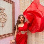 Shivani Jha Instagram – Chalo phirse muskuraya jaye bina machis ke kuch logon ko jalaya jaaye