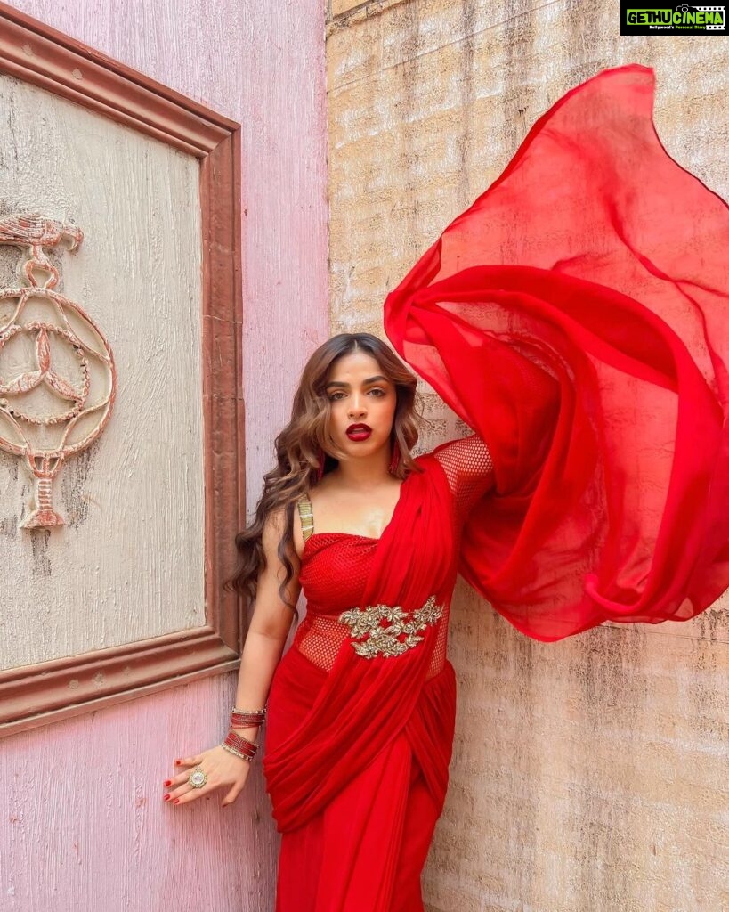 Shivani Jha Instagram - Chalo phirse muskuraya jaye bina machis ke kuch logon ko jalaya jaaye