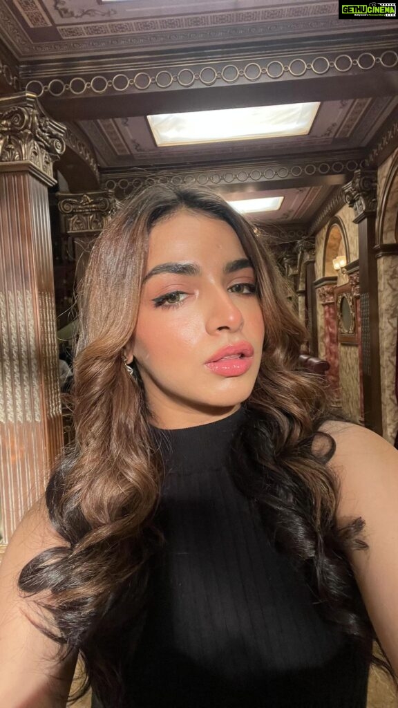Shivani Jha Instagram - I made you yawn! Didn’t ? 😂 #reels #explore #trending #transition #makeup #phewphew #shivanijha #takeabulletforyou #trendingaudio